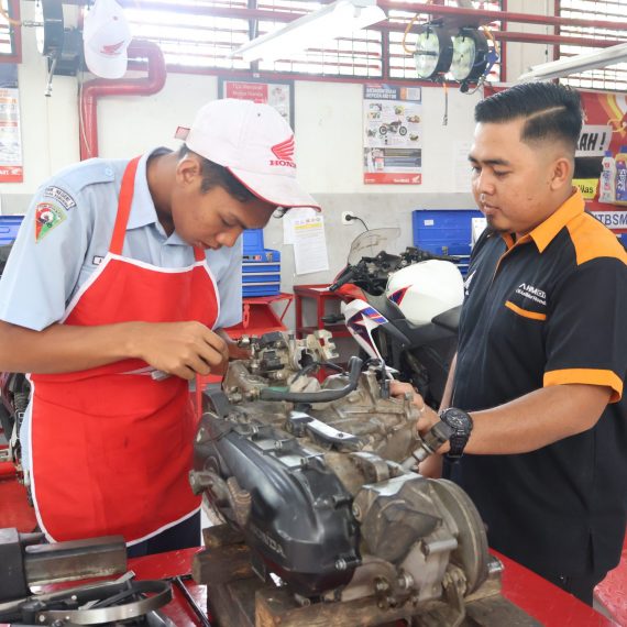 Pelaksanaan Uji Kompetensi Keahlian (UKK) SMK Negeri 1 Tuah Kemuning dengan DUDI PT Capella Honda (RIDAR) Pelaksanaan Uji Kompetensi Keahlian (UKK) SMK Negeri 1 Tuah Kemuning dengan DUDI PT Capella Honda (RIDAR)